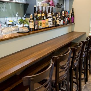 当店のカウンター席は5席ご用意しております！お仕事帰りにふらっとお一人で立ち寄りやすいアットホームな空間となっています。店主が調理する様子を見ながら肴とお酒を楽しむことができるカウンター席となっています。ぜひ、お一人様利用でもご友人や同僚の方と一緒にでも楽しめる当店にお越しください！