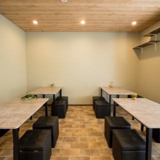 白を基調とした清潔感のある店内が自慢となっており貸切利用も対応しています！貸切利用は最小人数15人から最大24人まででご利用いただくことができます！ぜひ、会社宴会や同窓会といった団体様でのご利用も大歓迎です！こだわりのお酒とそれにあったお料理を揃えてお待ちしております。