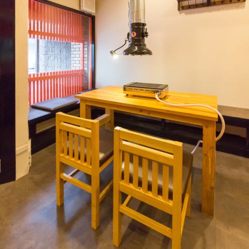 ご家族やご友人との食事に最適な、6名様用のテーブル席をご用意しております。広々とした空間で、周りを気にすることなく、美味しいお肉を囲んで楽しいひとときをお過ごしいただけます。