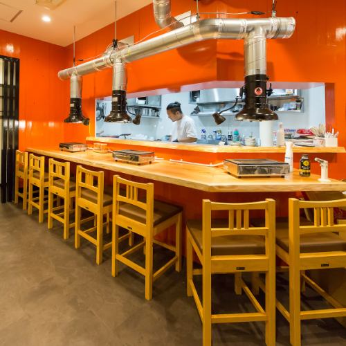お一人様やデートでのご利用に最適なカウンター席を7席ご用意しております。目の前のガスロースターで、お好みの焼き加減を楽しみながら、心ゆくまで焼肉をご堪能ください。お一人様でも気軽に立ち寄れる、活気あふれる特等席です。