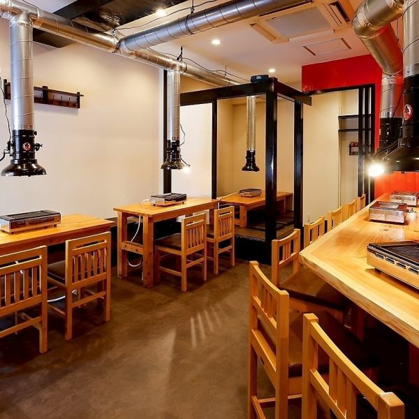 【活気あふれる空間で、心ゆくまで焼肉を堪能】活気あふれる店内には、お一人様でも気軽に楽しめるカウンター席を7席ご用意。グループ利用に最適なテーブル席や、周りを気にせずゆったり過ごせる掘りごたつの個室もございます。みんなでワイワイ、賑やかな空間で、美味しいお肉をお楽しみください。