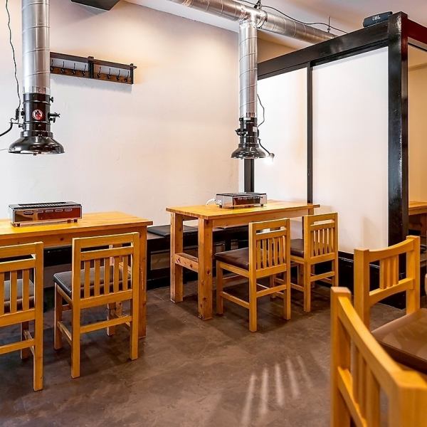 【少人数から貸切まで、様々なシーンに対応】お一人様から大人数まで、様々なシーンでご利用いただけます。カウンター席で焼肉をじっくり味わったり、テーブル席で気の置けない仲間と盛り上がったり、掘りごたつ個室でゆったりとくつろいだり。16名様以上で貸切も可能なので、会社宴会などにも最適です。