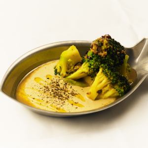 アンチョビブロッコリー　トンナータソース