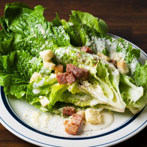 ロメインレタスのクラシックシーザーサラダ        