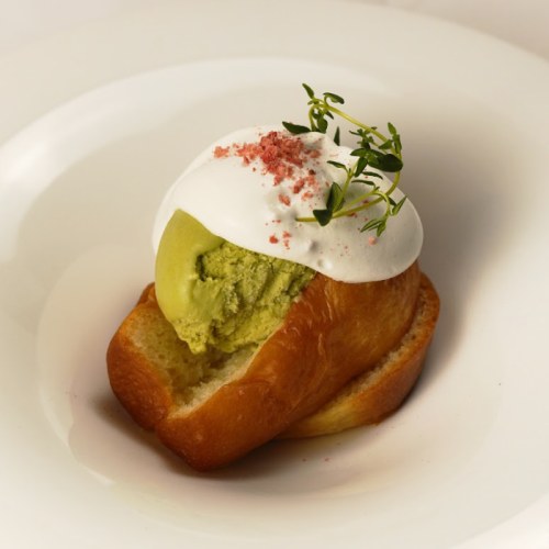 ナポリ風ババ　ピスタチオのアイス添え