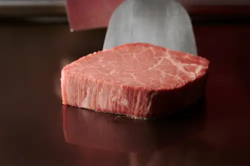 We use A5-grade meat personally selected by the chef.