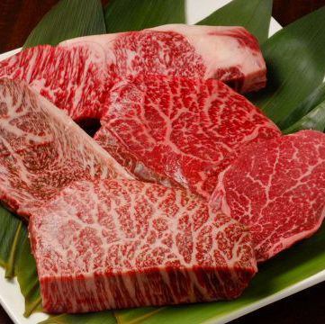 요네자와규・계약목장에서 진공상태로 전해지는 엄선된 고기를 제공.