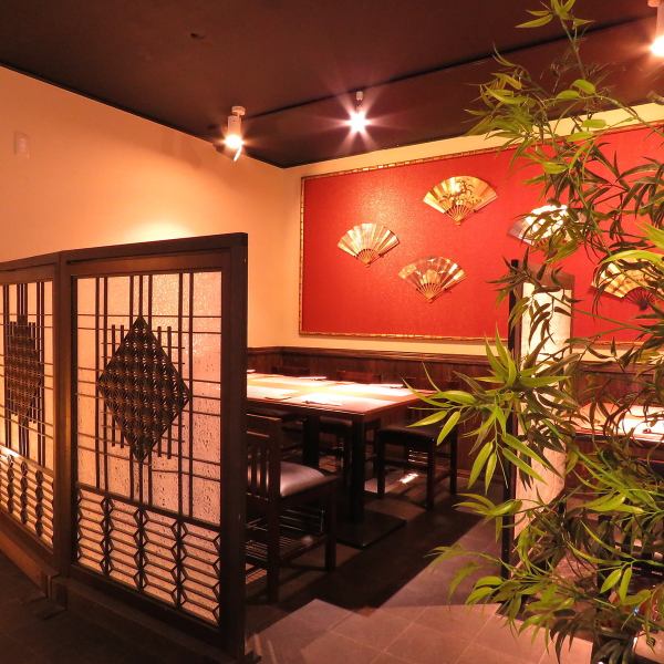 日式空間的魅力在於可以度過悠閒時光的舒適空間。這是一個優雅的空間，周圍環繞著柔和的光線。 .以暖色調統一的店內洋溢著乾淨的感覺，您可以在平靜的氛圍中享受我們精心準備的菜餚，同時保持高級感。請在空間 x 烹飪中使用所有五種感官享受 [Hoshino]。