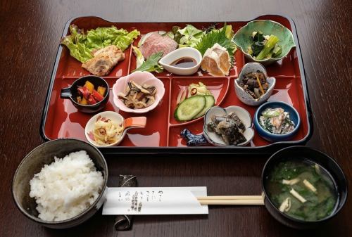 【適合想嘗試多種食物的人】三肉套餐