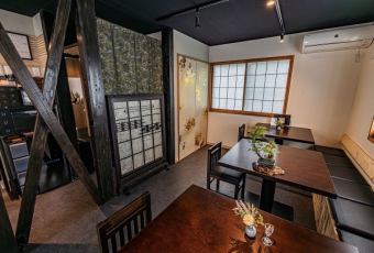 這些是半私密的隔間,用隔板隔開。這些座位深受家庭和小團體的歡迎!