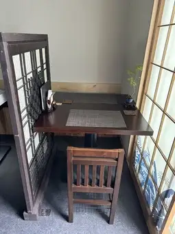 窓際のテーブルです。お隣とは仕切りで区切っております。