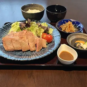 【僅限午餐時段】烤豬肩肉套餐