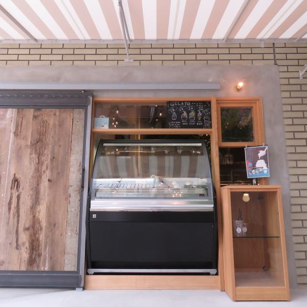 オシャレな外観でお客様をお出迎え致します。隣に洋菓子店舗がありますので、飽きずにお待ちいただけます◎外からジェラートもお買い求めいただけます！是非ご利用ください◇