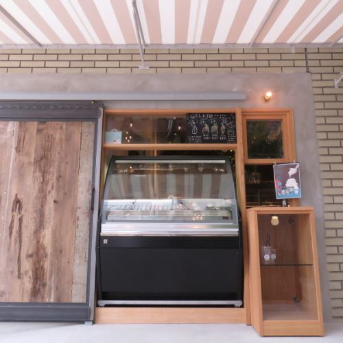 <p>オシャレな外観でお客様をお出迎え致します。隣に洋菓子店舗がありますので、飽きずにお待ちいただけます◎外からジェラートもお買い求めいただけます！是非ご利用ください◇</p>
