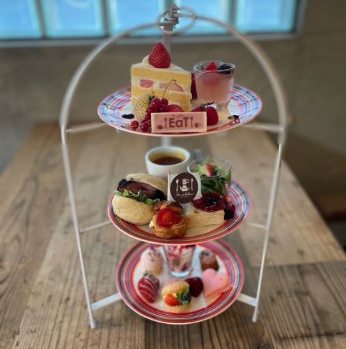 テーブルを彩るいちごの16種類のお菓子たち♪