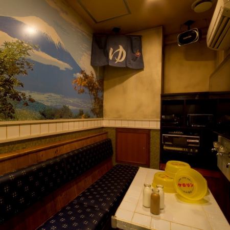 Showa retro private room Beautiful voice echoes? Public bath style room