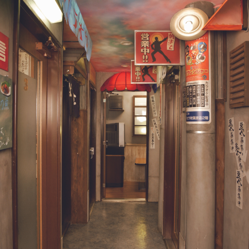 The interior of the shop is also Showa era!