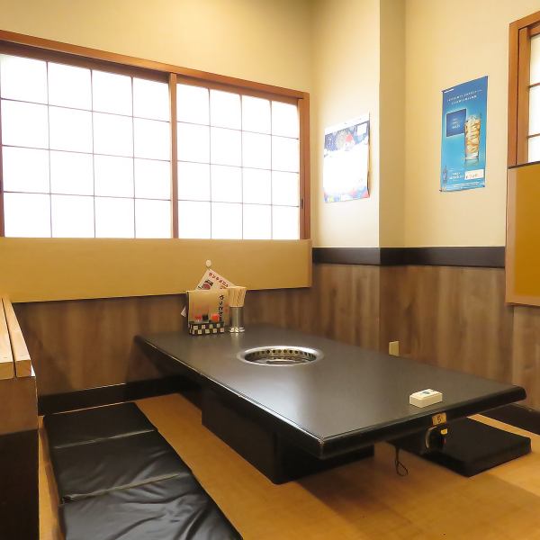 ≪店内席≫昔ながらの一軒家スタイルの店内には、どこか懐かしさが漂います。木の温もりを感じる落ち着いた空間で、地元客に長年愛されてきた雰囲気が魅力。明るく親しみやすい雰囲気で、女子会や家族の団らんにもぴったりです 