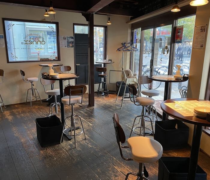 It is a bar type table seat.Feel free to use it with people on their way home from work or shopping.There is also a private space (rental space) limited to one group per day on the second floor.