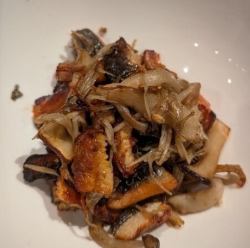 三種のきのこと鰻小間の山椒炒め