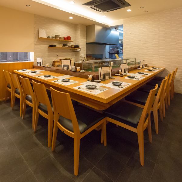デート利用には、当店のカウンター席が特におすすめ◎目の前で店主が丁寧に焼き上げる炉端焼きは、五感で楽しめる臨場感たっぷりの演出。炭火の香りやパチパチと弾ける音、焼きあがる食材の変化を間近で眺めながら、会話も自然と弾みます。落ち着いた照明と和の雰囲気が、特別な時間をより一層引き立ててくれるはず♪