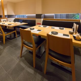 4名様～ご利用可能な7名様テーブル（片側がソファーになっております）