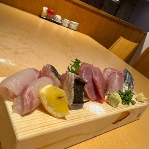 その日の新鮮なお魚を使用した、季節のお造り5種盛り合わせ！