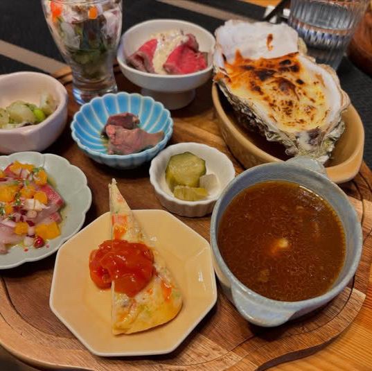 ちいさなお皿のデリと豊富なお酒が魅力！少しづついろいろなお料理が楽しめます♪