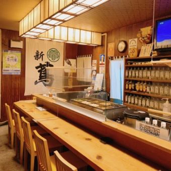 昭和レトロな雰囲気のあるカウンターです。開店当初から受け継いでいるおでんのお鍋を見ながらだとお酒も会話も進みますよ(^ ^)