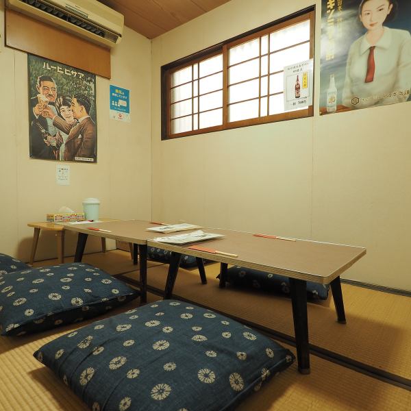 [Tatami seats] We also have 2 tatami seats! These seats can accommodate up to 8 people. We have it! Our store boasts a retro and cute atmosphere.The tatami mat seats are decorated with retro posters, and if you take a picture with the melon soda, it will definitely look great☆