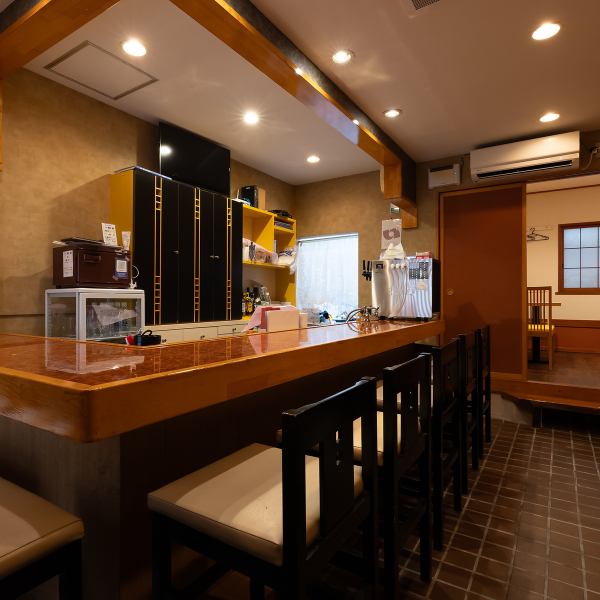 木目を基調とした内装は落ち着いた雰囲気を演出し、居心地のよさを大切にしています。友人との食事や会社帰りの一杯、デートや家族利用まで幅広いシーンにマッチ。温かみある空間で心地よい時間を過ごせます。