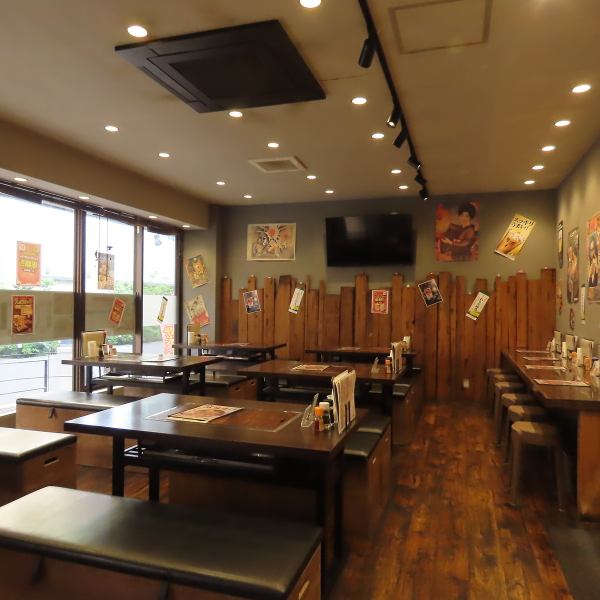 広々とした店内には、4名掛けテーブルを7卓ご用意。25名様から最大40名様までの貸切も可能です!宴会や歓送迎会、二次会など、大人数でのお集まりにぴったりな一体感のある空間です。登戸での大規模な飲み会をお探しの幹事様、ぜひお気軽にお問い合わせください!お酒が進む賑やかな雰囲気で、最高の夜を演出します。