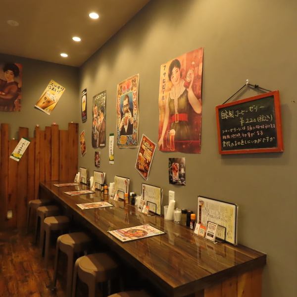 お仕事帰りやデートに最適なカウンター6席を完備。店主との会話を楽しんだり、一人でゆっくり餃子とビールを楽しんだりと、思い思いの時間を過ごせます。落ち着いた照明と清潔感のある内装は、女子会や誕生日・記念日のお祝いにも喜ばれること間違いなし♪美味しい食事をゆっくりと楽しめる、アットホームな空間です。