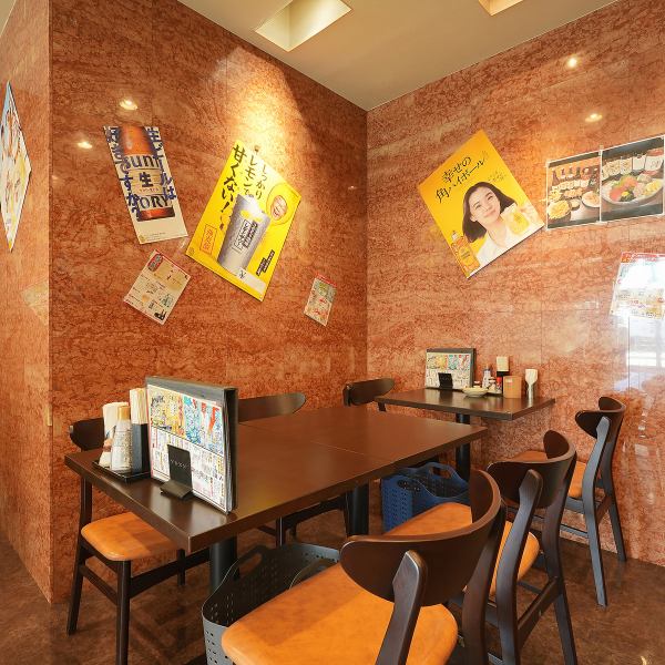 店内には4名様用のテーブルを6卓、2名様用を4卓完備しております。少人数でのサク飲みから、中規模のグループ利用まで柔軟に対応可能です。温もりを感じる落ち着いた空間で、炭火の香りを楽しみながらリラックスした時間をお過ごしいただけます。お仲間との大切なひとときを、ぜひ当店でお過ごしくださいませ!