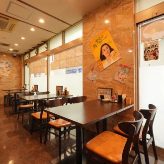 炭焼きの香ばしい香りが広がる店内では、串焼きや季節の野菜、鮮度抜群の刺身など、多彩な料理を楽しめます。テーブル席は4名掛けが6卓あり、ゆったりと会話を楽しめる落ち着いた空間が魅力です。友人との食事会やご家族での利用にもぴったりで、ぬくもりを感じながら心地よいひとときをお過ごしいただけます。