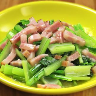 Stir-fried green vegetables and bacon with garlic