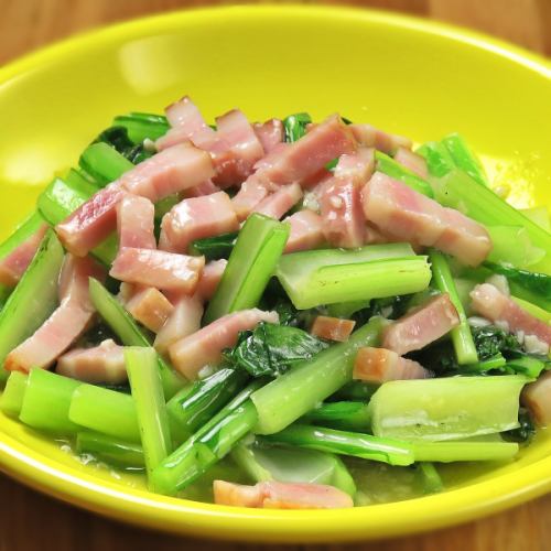 Stir-fried green vegetables and bacon with garlic