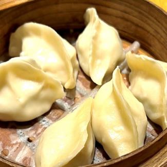 Steamed black pork and Chinese cabbage dumplings (6 pieces)