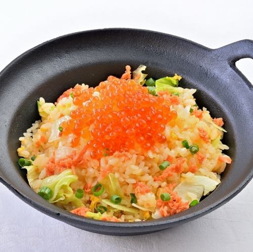 Grilled salmon and salmon roe with lettuce fried rice