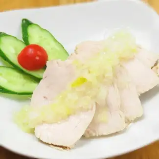 【小菜】やわらか蒸し鶏の葱ソース（Cold Steamed Chicken With Leek Oil）