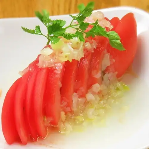 【小菜】冷たいトマトの葱ソース（Cold Tomato With Green Onion Dressing）