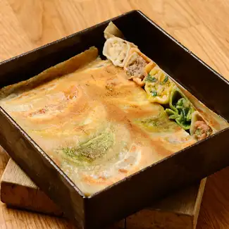 【羽根餃子】ごちそう五種盛り合わせ羽根餃子（Assorted Fried Dumplings)