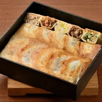 【羽根餃子】贅沢五種盛り合わせ（ Luxury foods assorted Fried dumplings）