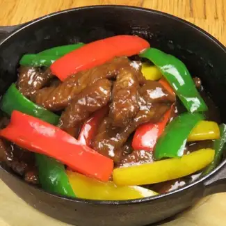 【熱菜】サーロインと彩り野菜の青椒牛肉（Stir-Fried Pork Sirloin With Green Pepper）