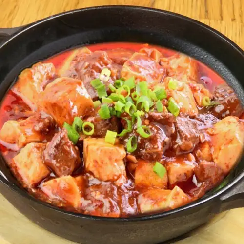【熱菜】半日煮込んだ 牛すじの麻婆豆腐（Cooked Tofu & Beef Tendon With Hot Chili Sauce）