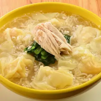【麺類】やわらか蒸し鶏とぷりぷり海老ワンタン麺（Chicken With Shrimps Wonton And Noodles In Broth）
