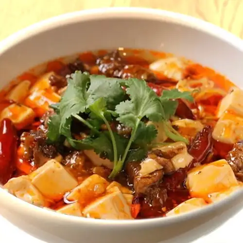 【麺類】半日煮込んだ牛すじの麻婆麺（Cooked Tofu & Beef Tendon With Hot Chili Sauce On Noodles）