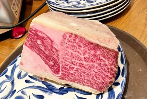 チェルカトローヴァよりお知らせ☆

☆ アチェロより、鴨川産かずさ和牛の新たなプロジェクト始めました！

◯特選A5ランクかずさ和牛の生ハム【6ヶ月熟成ブレザオラ】
が仕上がりました‼︎

まだ完成形とはいえず、日々進化していく過程ですが第一弾として形となりましたのでメニュー化いたします！

こちらは共同開発・様々なご協力のもと製作中でして、チェルカトローヴァのメニューはもちろん、一般販売、小売販売も予定していますが、そちらはまだまだ先のお話です。

なのでチェルカトローヴァでどこよりも、ひと足先にメニューとして召し上がっていただけます‼︎
※今回のご案内遅くなりまして、すでに店舗にてオンメニューしており、中々ご注文いただいておりますm(_ _)m

◯高梨牧場かずさ和牛のカルパッチョ仕立て

→特選A5かずさ和牛をオーガニックEXオイル、ピンクペッパー、ケッパーと共にカルパッチョ仕立てに。許認可を受けた工房で6ヶ月種麹により発酵熟成させてものなので生食可能な和牛です！

◯ 高梨牧場かずさ和牛特選A5と濃厚なウニの【うにく】

→濃厚なキャビアのような塩味と旨みが特徴の特選A5かずさ和牛【ブレザオラ】と濃厚なウニの組み合わせ！

◯ 【スペシャリテ】鴨川産・高梨牧場かずさ和牛の生ハムと濃厚なウニが乗った！うにくペペロンチーノ

→ 【かずさ和牛×濃厚なウニ×青森県産ニンニク】の組み合わせ、かずさ和牛と濃厚なウニの旨みを味わっていただくためにシンプルに仕上げたペペロンチーノ。
しかしながら、全てを絡めて口に入れると、とても余韻の残る濃厚な奥深い味わいになります！

☆第一弾として製作した【ブレザオラ】ですが開発段階から4ヶ月〜6ヶ月の長い熟成期間が必要と、その後の味見から第二弾の製作へと♪…
話出すとうんちくが長くなってしまいますので今回は割愛させていただきます｡｡｡
様々な方のご協力のもと第二弾も製作中ですが、第二弾が仕上がる前に現在の第一弾が品切れてしまう可能性がございます、その際はご了承くださいませ。

※その他、現在、昼夜共通のメニューとなっておりますが、今月から新しくランチ限定メニューも随時更新となっておりますのでお楽しみに☆

・9月営業
毎週月曜日定休
9月16日【火】
9月22日【月】
9月29日【月】

◯ランチ営業は水、土、日曜日

☆現時点での予定となっております。
変更になる場合がございます、ご理解ください。

鴨川産かずさ和牛専門×高梨牧場公認
肉のアチェロ　〜Acero〜

チェルカトローヴァ　cercatrova

#チェルカトローヴァ
#アチェロ
#千葉
#鴨川
#ランチ
#鴨川市
#房総
#かずさ和牛
#和牛
#Wagyu
#ブレザオラ
#和牛生ハム
#サーロイン
#リブロース
#イタリアン
#オーガニック
#アンチエイジング
#ハワイアン
#ステーキ
#ピッツァ
#パスタ
#ワイン
#ドナセナ
#モンステラデレシオーサ
#プルメリア
#フェニックスロベレニー