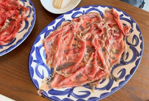 チェルカトローヴァよりお知らせ☆

☆ アチェロより、鴨川産かずさ和牛の新たなプロジェクト始めました！

◯特選A5ランクかずさ和牛の生ハム【6ヶ月熟成ブレザオラ】
が仕上がりました‼︎

まだ完成形とはいえず、日々進化していく過程ですが第一弾として形となりましたのでメニュー化いたします！

こちらは共同開発・様々なご協力のもと製作中でして、チェルカトローヴァのメニューはもちろん、一般販売、小売販売も予定していますが、そちらはまだまだ先のお話です。

なのでチェルカトローヴァでどこよりも、ひと足先にメニューとして召し上がっていただけます‼︎
※今回のご案内遅くなりまして、すでに店舗にてオンメニューしており、中々ご注文いただいておりますm(_ _)m

◯高梨牧場かずさ和牛のカルパッチョ仕立て

→特選A5かずさ和牛をオーガニックEXオイル、ピンクペッパー、ケッパーと共にカルパッチョ仕立てに。許認可を受けた工房で6ヶ月種麹により発酵熟成させてものなので生食可能な和牛です！

◯ 高梨牧場かずさ和牛特選A5と濃厚なウニの【うにく】

→濃厚なキャビアのような塩味と旨みが特徴の特選A5かずさ和牛【ブレザオラ】と濃厚なウニの組み合わせ！

◯ 【スペシャリテ】鴨川産・高梨牧場かずさ和牛の生ハムと濃厚なウニが乗った！うにくペペロンチーノ

→ 【かずさ和牛×濃厚なウニ×青森県産ニンニク】の組み合わせ、かずさ和牛と濃厚なウニの旨みを味わっていただくためにシンプルに仕上げたペペロンチーノ。
しかしながら、全てを絡めて口に入れると、とても余韻の残る濃厚な奥深い味わいになります！

☆第一弾として製作した【ブレザオラ】ですが開発段階から4ヶ月〜6ヶ月の長い熟成期間が必要と、その後の味見から第二弾の製作へと♪…
話出すとうんちくが長くなってしまいますので今回は割愛させていただきます｡｡｡
様々な方のご協力のもと第二弾も製作中ですが、第二弾が仕上がる前に現在の第一弾が品切れてしまう可能性がございます、その際はご了承くださいませ。

※その他、現在、昼夜共通のメニューとなっておりますが、今月から新しくランチ限定メニューも随時更新となっておりますのでお楽しみに☆

・9月営業
毎週月曜日定休
9月16日【火】
9月22日【月】
9月29日【月】

◯ランチ営業は水、土、日曜日

☆現時点での予定となっております。
変更になる場合がございます、ご理解ください。

鴨川産かずさ和牛専門×高梨牧場公認
肉のアチェロ　〜Acero〜

チェルカトローヴァ　cercatrova

#チェルカトローヴァ
#アチェロ
#千葉
#鴨川
#ランチ
#鴨川市
#房総
#かずさ和牛
#和牛
#Wagyu
#ブレザオラ
#和牛生ハム
#サーロイン
#リブロース
#イタリアン
#オーガニック
#アンチエイジング
#ハワイアン
#ステーキ
#ピッツァ
#パスタ
#ワイン
#ドナセナ
#モンステラデレシオーサ
#プルメリア
#フェニックスロベレニー