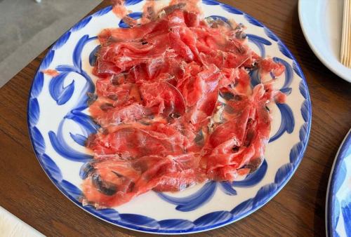 チェルカトローヴァよりお知らせ☆

☆ アチェロより、鴨川産かずさ和牛の新たなプロジェクト始めました！

◯特選A5ランクかずさ和牛の生ハム【6ヶ月熟成ブレザオラ】
が仕上がりました‼︎

まだ完成形とはいえず、日々進化していく過程ですが第一弾として形となりましたのでメニュー化いたします！

こちらは共同開発・様々なご協力のもと製作中でして、チェルカトローヴァのメニューはもちろん、一般販売、小売販売も予定していますが、そちらはまだまだ先のお話です。

なのでチェルカトローヴァでどこよりも、ひと足先にメニューとして召し上がっていただけます‼︎
※今回のご案内遅くなりまして、すでに店舗にてオンメニューしており、中々ご注文いただいておりますm(_ _)m

◯高梨牧場かずさ和牛のカルパッチョ仕立て

→特選A5かずさ和牛をオーガニックEXオイル、ピンクペッパー、ケッパーと共にカルパッチョ仕立てに。許認可を受けた工房で6ヶ月種麹により発酵熟成させてものなので生食可能な和牛です！

◯ 高梨牧場かずさ和牛特選A5と濃厚なウニの【うにく】

→濃厚なキャビアのような塩味と旨みが特徴の特選A5かずさ和牛【ブレザオラ】と濃厚なウニの組み合わせ！

◯ 【スペシャリテ】鴨川産・高梨牧場かずさ和牛の生ハムと濃厚なウニが乗った！うにくペペロンチーノ

→ 【かずさ和牛×濃厚なウニ×青森県産ニンニク】の組み合わせ、かずさ和牛と濃厚なウニの旨みを味わっていただくためにシンプルに仕上げたペペロンチーノ。
しかしながら、全てを絡めて口に入れると、とても余韻の残る濃厚な奥深い味わいになります！

☆第一弾として製作した【ブレザオラ】ですが開発段階から4ヶ月〜6ヶ月の長い熟成期間が必要と、その後の味見から第二弾の製作へと♪…
話出すとうんちくが長くなってしまいますので今回は割愛させていただきます｡｡｡
様々な方のご協力のもと第二弾も製作中ですが、第二弾が仕上がる前に現在の第一弾が品切れてしまう可能性がございます、その際はご了承くださいませ。

※その他、現在、昼夜共通のメニューとなっておりますが、今月から新しくランチ限定メニューも随時更新となっておりますのでお楽しみに☆

・9月営業
毎週月曜日定休
9月16日【火】
9月22日【月】
9月29日【月】

◯ランチ営業は水、土、日曜日

☆現時点での予定となっております。
変更になる場合がございます、ご理解ください。

鴨川産かずさ和牛専門×高梨牧場公認
肉のアチェロ　〜Acero〜

チェルカトローヴァ　cercatrova

#チェルカトローヴァ
#アチェロ
#千葉
#鴨川
#ランチ
#鴨川市
#房総
#かずさ和牛
#和牛
#Wagyu
#ブレザオラ
#和牛生ハム
#サーロイン
#リブロース
#イタリアン
#オーガニック
#アンチエイジング
#ハワイアン
#ステーキ
#ピッツァ
#パスタ
#ワイン
#ドナセナ
#モンステラデレシオーサ
#プルメリア
#フェニックスロベレニー